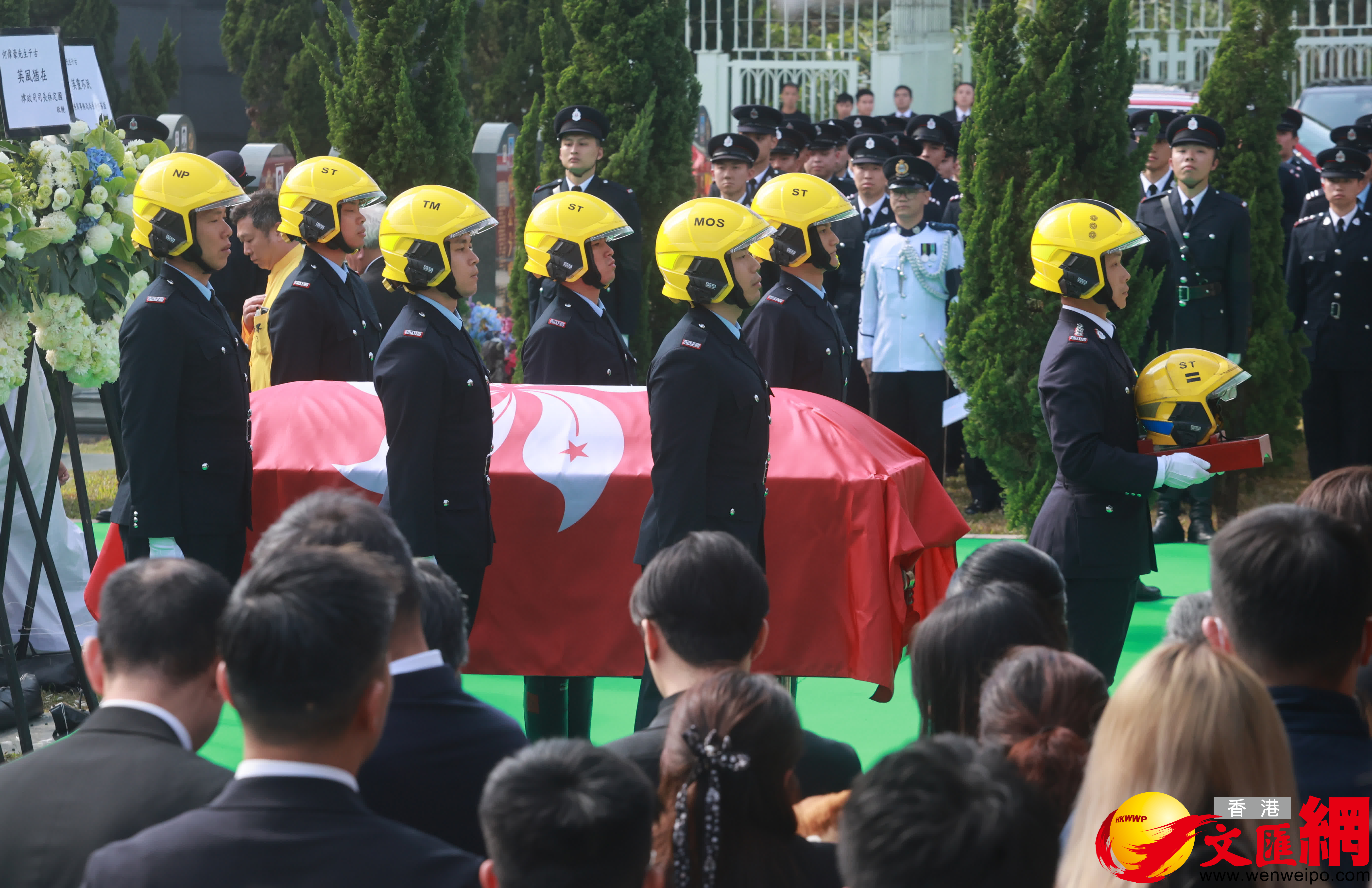 靈柩由工(gong)作(zuò)人(ren)員移至墓穴下葬。（香港文(wén)匯報記者郭木(mù)又(yòu)攝）