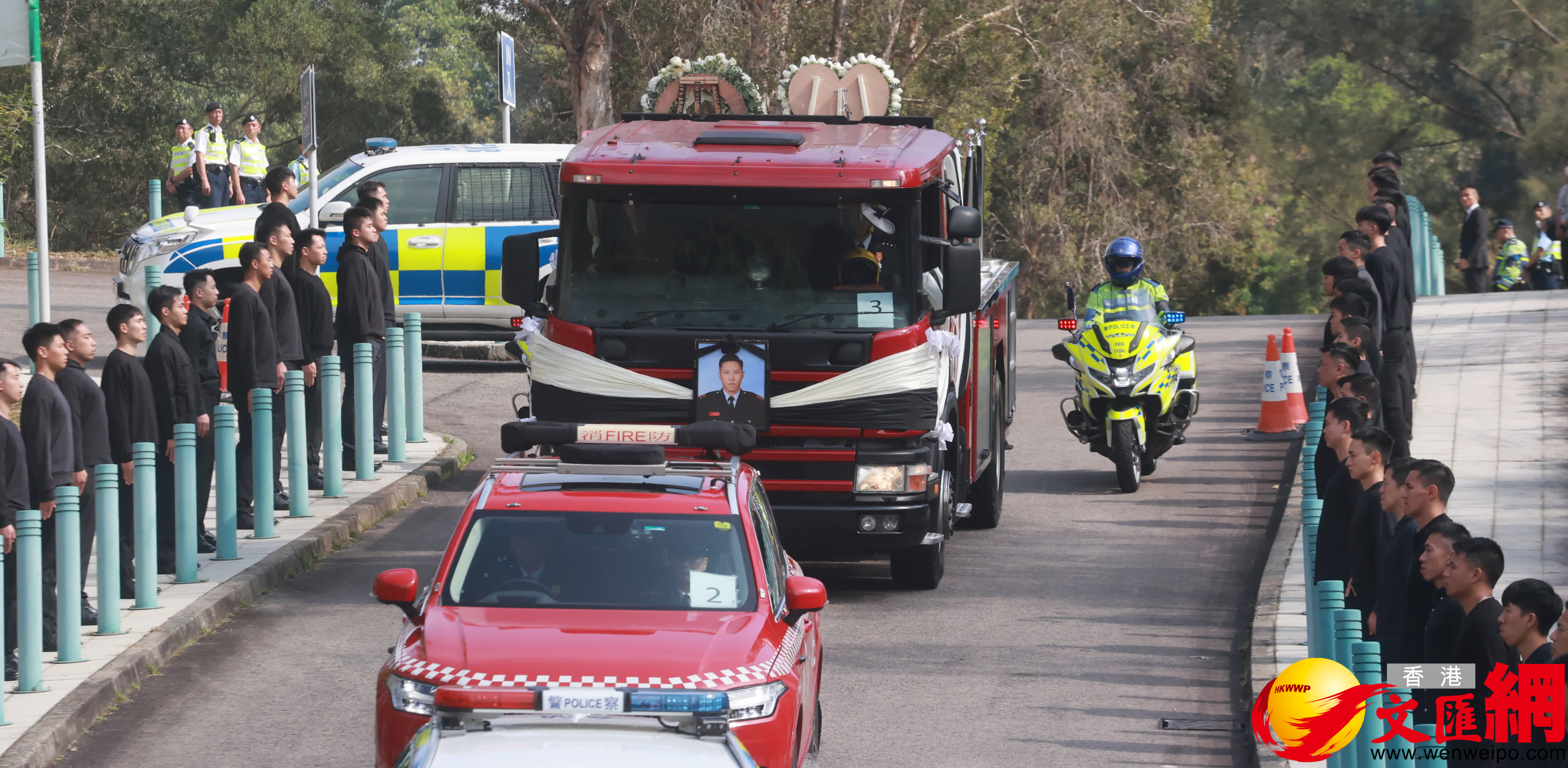 靈車抵達咊(he)郃(he)石墳場內的(de)浩園，進行安(an)葬儀式(shi)。（香港文(wén)匯報記者郭木(mù)又(yòu)攝）