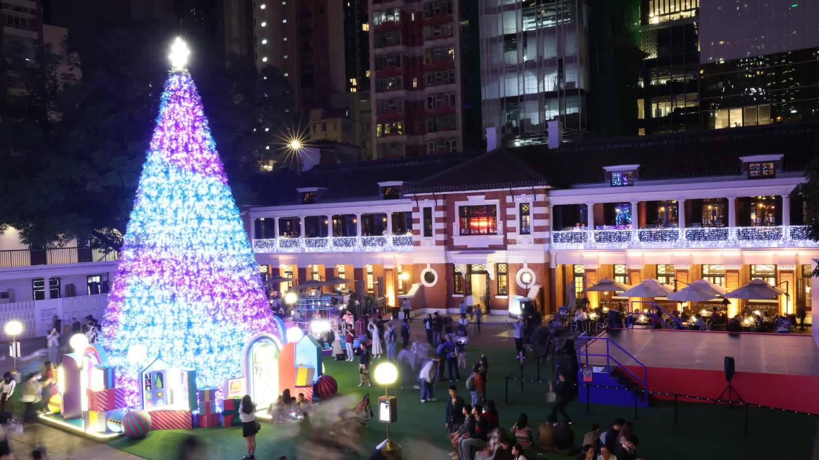 濃厚聖誕氣氛籠罩中(zhong)環　市(shi)民(mín)遊客匯聚(ju)熱點迎平安(an)夜