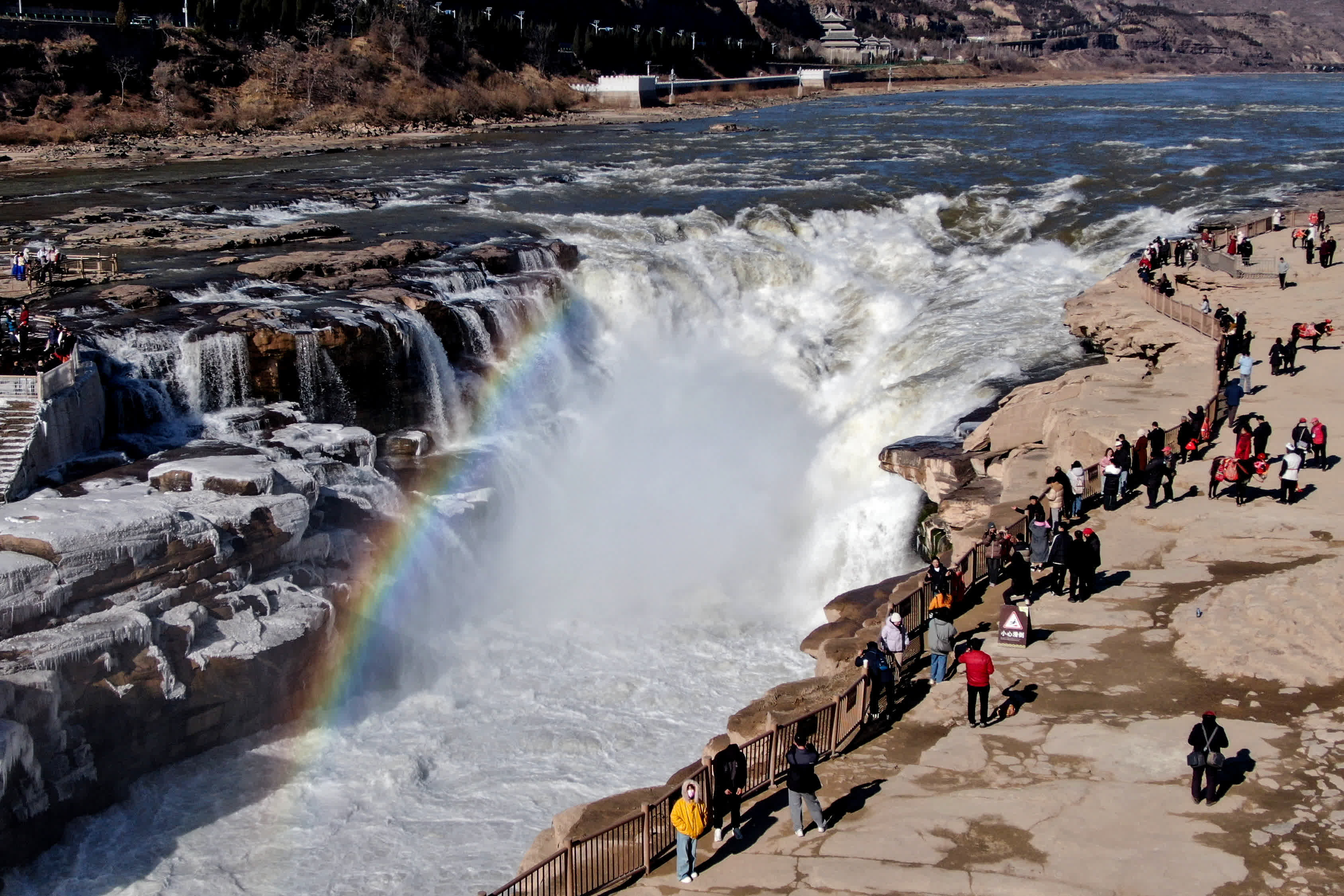 12月25日(ri)，遊客在(zai)山(shān)西吉縣黃河壺口瀑布遊覽觀瀑。（中(zhong)新(xin)社(she))）