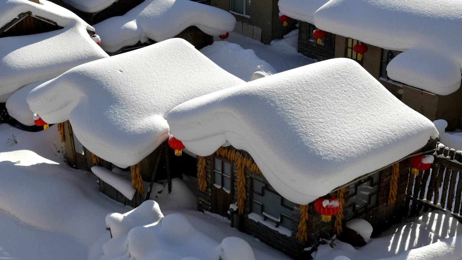 黑龍江(jiang)雪(xuě)鄉景區迎客流高(gao)峰　日(ri)均近兩萬遊人(ren)湧入