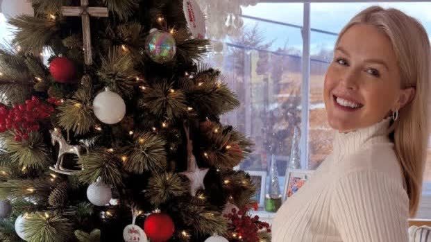 白宮28歲發言人(ren)與60歲丈夫宣布二胎